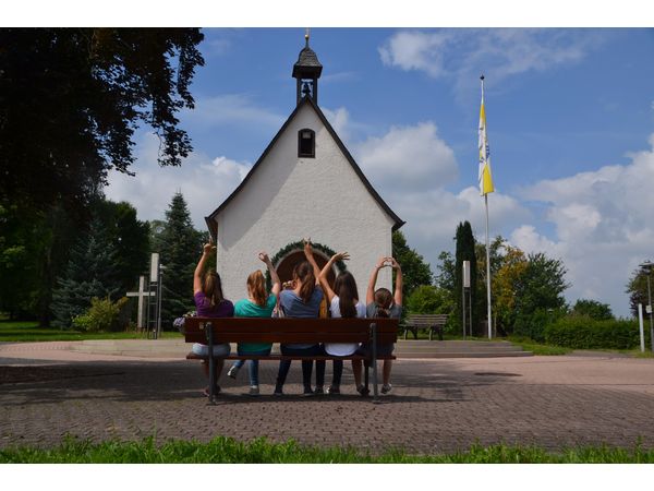 Junge Leute genießen die gemeinsame Zeit miteinander und mit  Gott